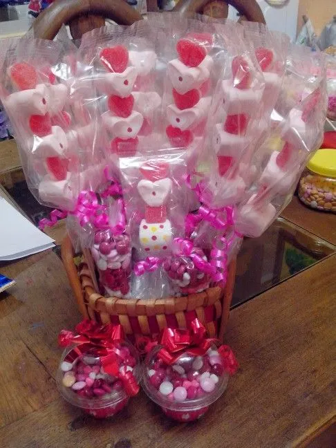 Arreglo en canasta con brochetas de bombon y gomitas. | dulces ... Arreglo en canasta con brochetas de bombon y gomitas. | dulces ...
