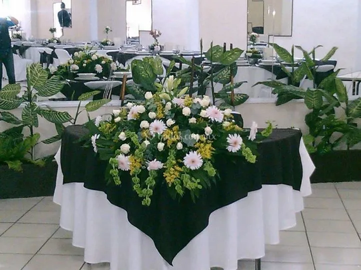 Arreglo floral para mesas de Salón de Eventos Géminis | Fotos