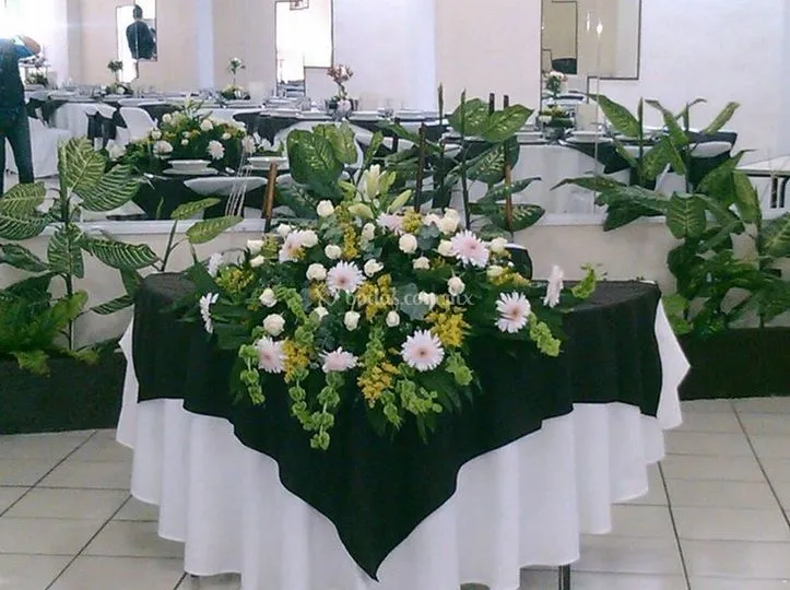 Arreglo floral para mesas de Salón de Eventos Géminis | Fotos Arreglo floral para mesas de Salón de Eventos Géminis | Fotos