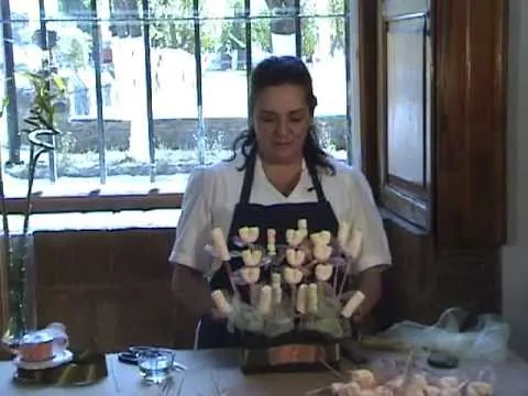 Como hacer un arreglo con malvaviscos en forma de tulipán - YouTube Como hacer un arreglo con malvaviscos en forma de tulipán - YouTube