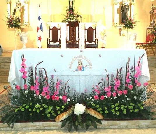 Primera Comunión. GH Easter Altar Idea | Flower guild | Pinterest ...