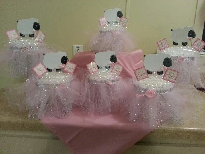 Los arreglos de mesa para un baby shower de niña con el tema de ...