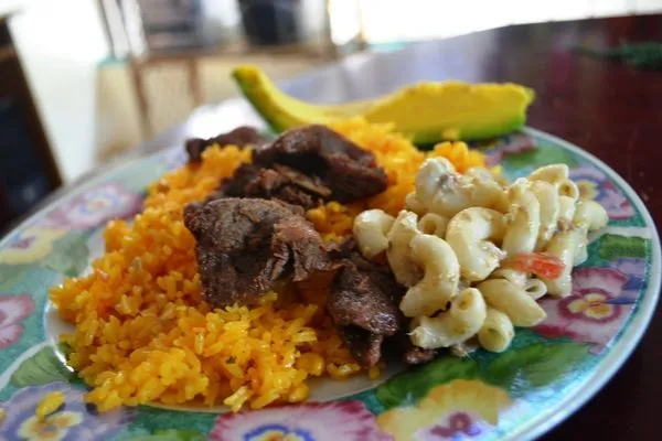 Arroz Amarillo, carne de vaca, pastas y aguacate | Remolacha.net Arroz Amarillo, carne de vaca, pastas y aguacate | Remolacha.net