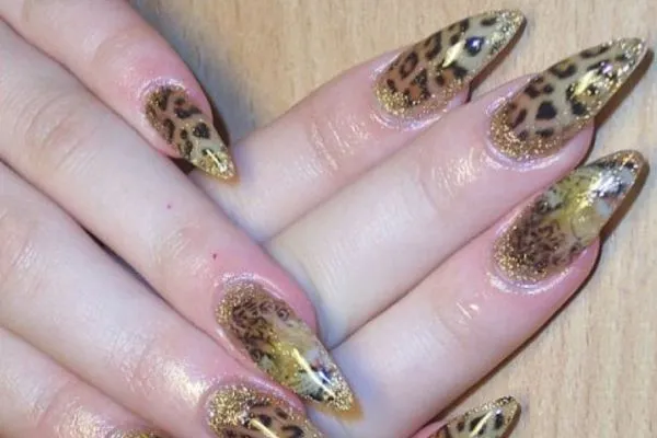 Uñas animal print con piedras - Imagui
