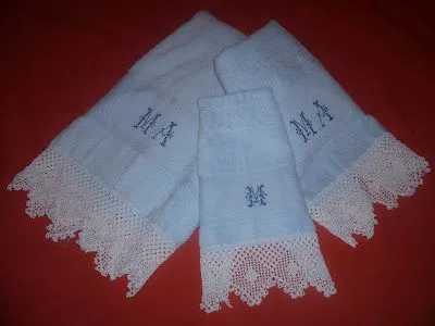 Labores de Mari Angeles: Toallas bordadas con puntillas de ganchillo Labores de Mari Angeles: Toallas bordadas con puntillas de ganchillo
