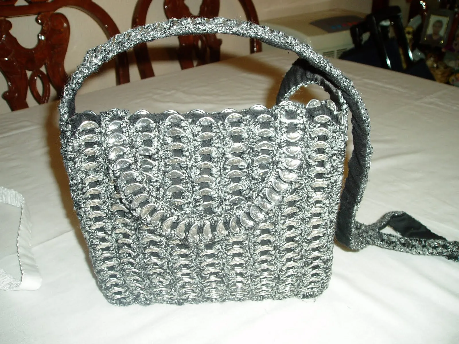 Arte con lixo e mais...: Bolsos hechos con chapas de latas