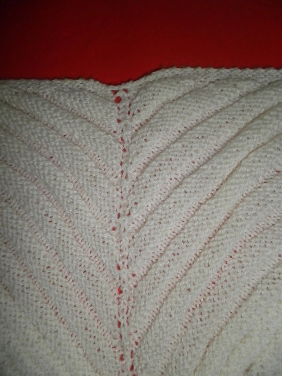 ARTES-ANAS: TOQUILLA DE BEBÉ, CON HOJAS Y PUNTO DE UÑA