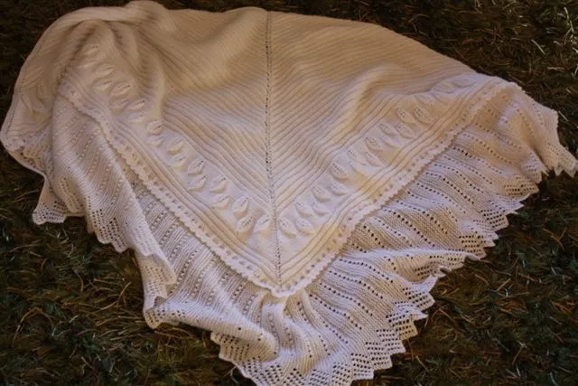 ARTES-ANAS: TOQUILLA DE BEBÉ, CON HOJAS Y PUNTO DE UÑA