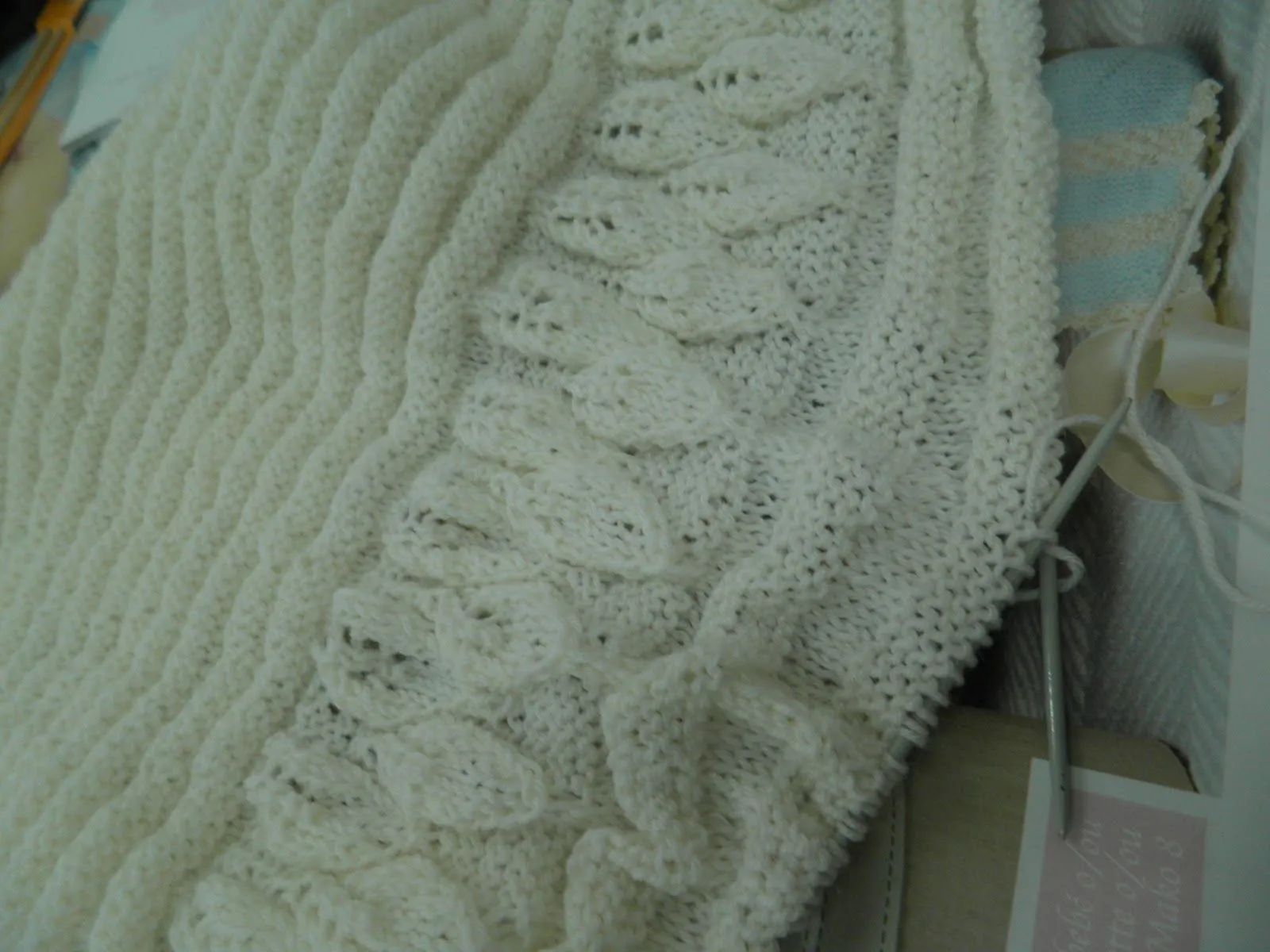 ARTES-ANAS: TOQUILLA DE BEBÉ, CON HOJAS Y PUNTO DE UÑA