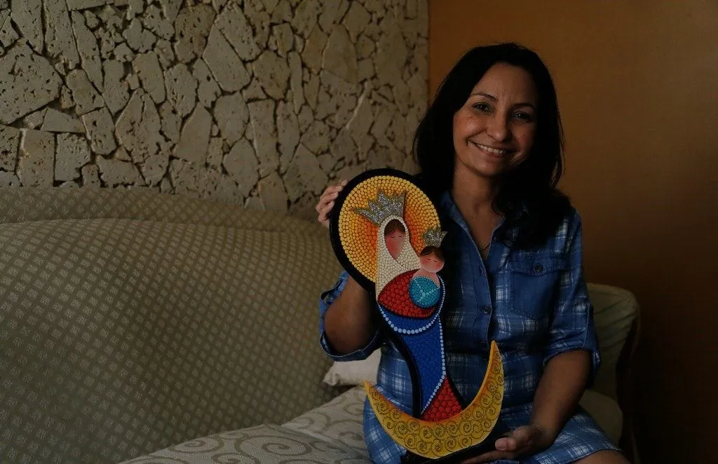Artesana maracucha pinta en material de desecho a La Chinita