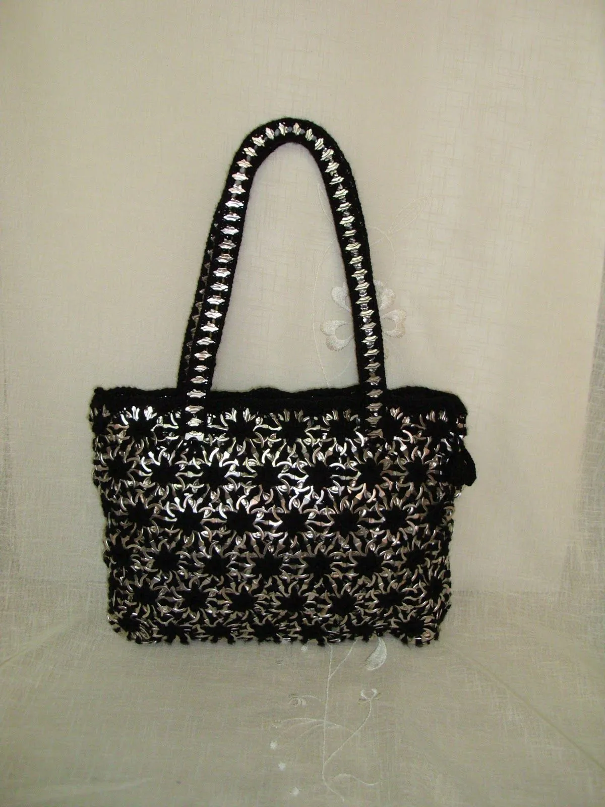 Bolsos de chapas y ganchillo - Imagui