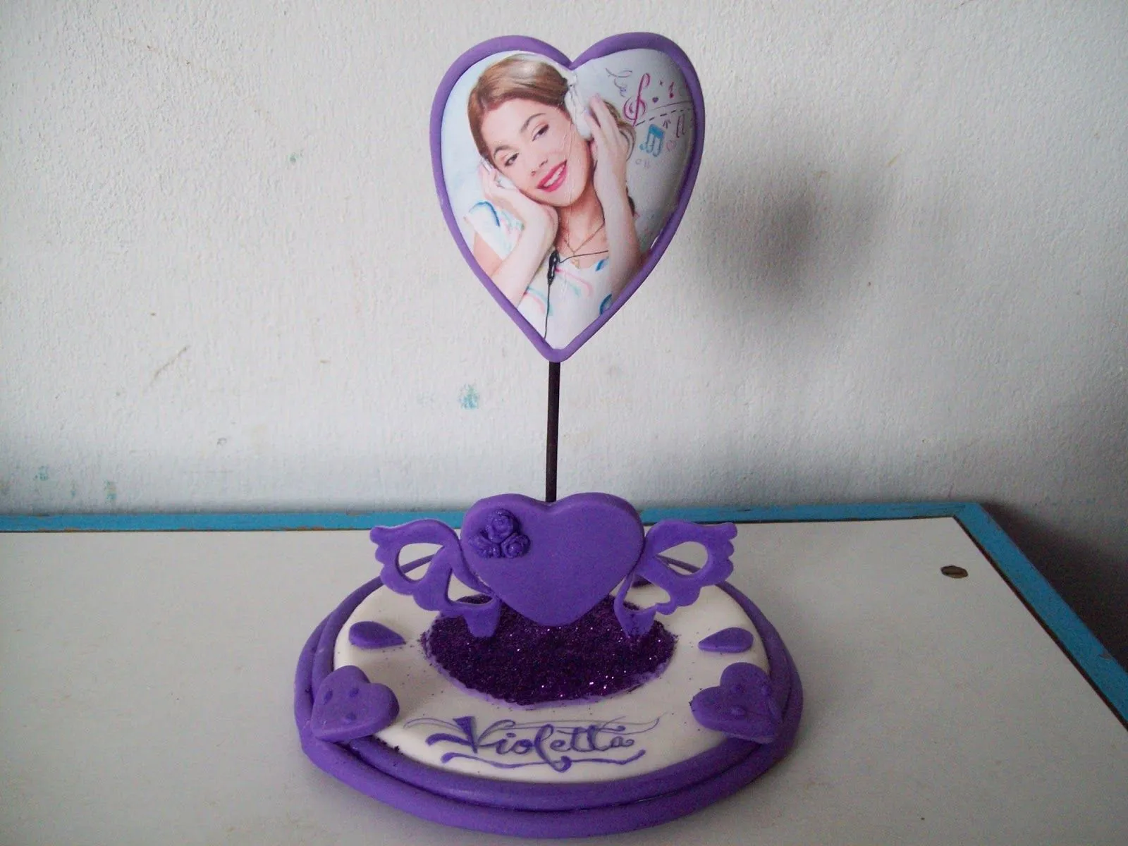 Artesanías en Porcelana fría ChulitaMora: Adorno de torta de Violetta Artesanías en Porcelana fría ChulitaMora: Adorno de torta de Violetta
