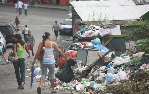 Solo en dos días Aseo multó a 35 personas por tirar basura ...