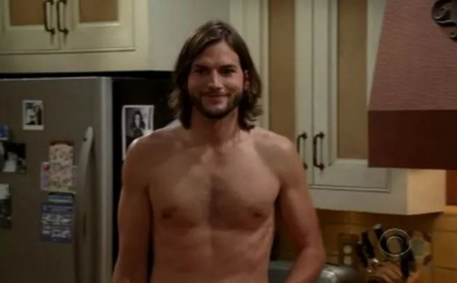Ashton Kutcher lo peta en pelota picada