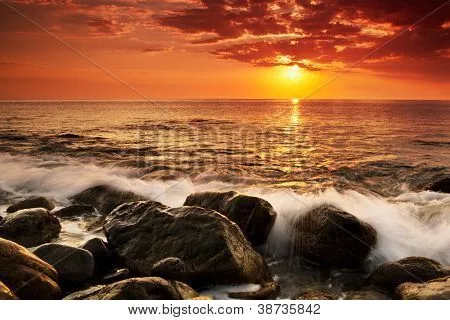 Atardecer en el mar. Tormenta. Paisaje marino. Fotos stock e ...