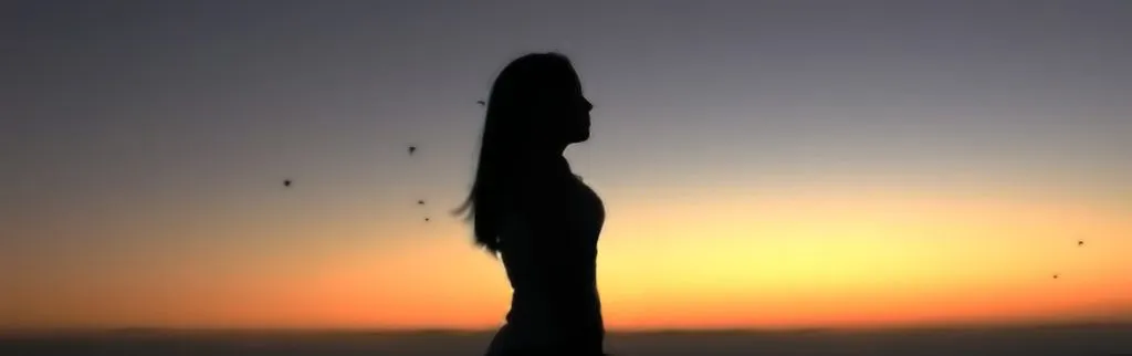 AtardecerMujer-1024x322.jpeg