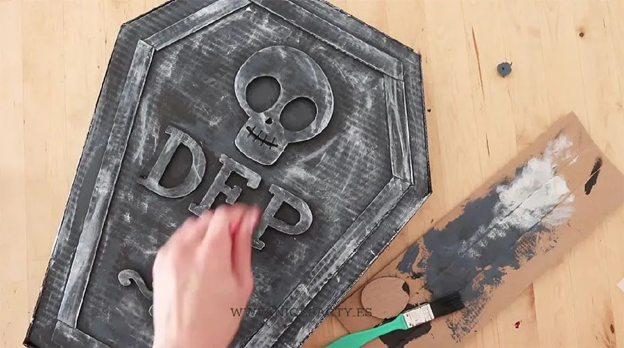 Cómo hacer un ataud de cartón para Halloween - BricoGeek.com Cómo hacer un ataud de cartón para Halloween - BricoGeek.com