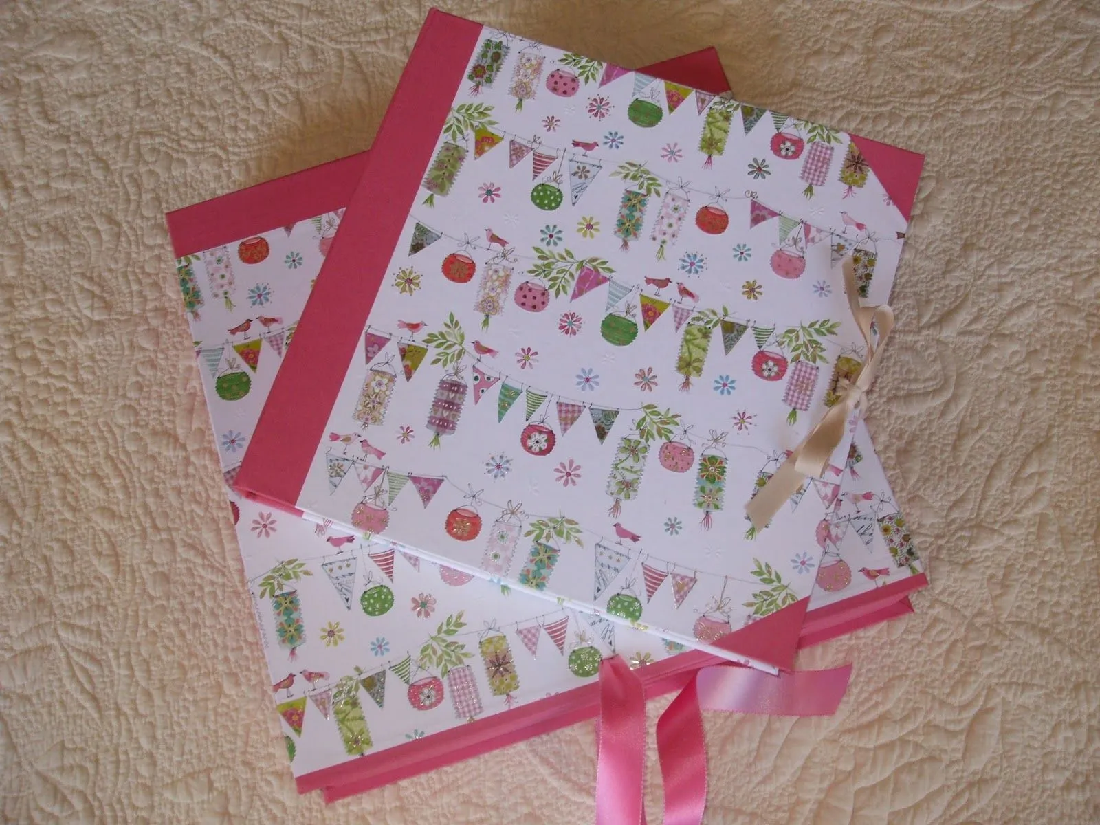 Atelier de Chiqui: Decorar con banderitas. Album para Bautizo Atelier de Chiqui: Decorar con banderitas. Album para Bautizo
