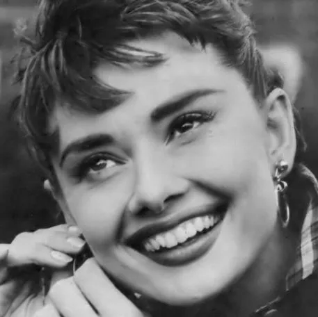 Audrey in the set of Sabrina - audrey hepburn foto (5479282) - fanpop