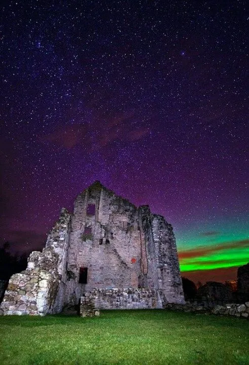 Aurora boreal al fondo de un castillo de Escocia | Castillos ... Aurora boreal al fondo de un castillo de Escocia | Castillos ...