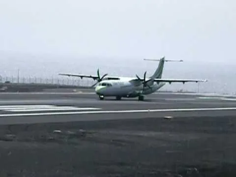 Avion despegando con motores parados en aeropuerto de La Palma ... Avion despegando con motores parados en aeropuerto de La Palma ...
