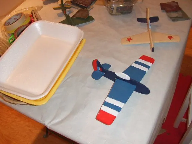 Avion con material reciclado para niños - Imagui