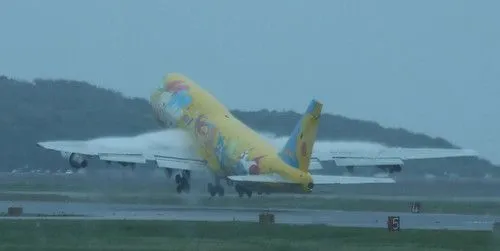 Avión Pokémon despegando – Kirai – Un geek en Japón Avión Pokémon despegando – Kirai – Un geek en Japón