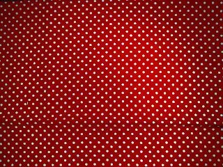 B0007 Lunares pequeños fondo rojo