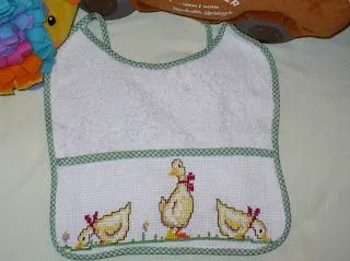 Babero de felpa bordado con punto cruz, diseño de patitos. Babero de felpa bordado con punto cruz, diseño de patitos.
