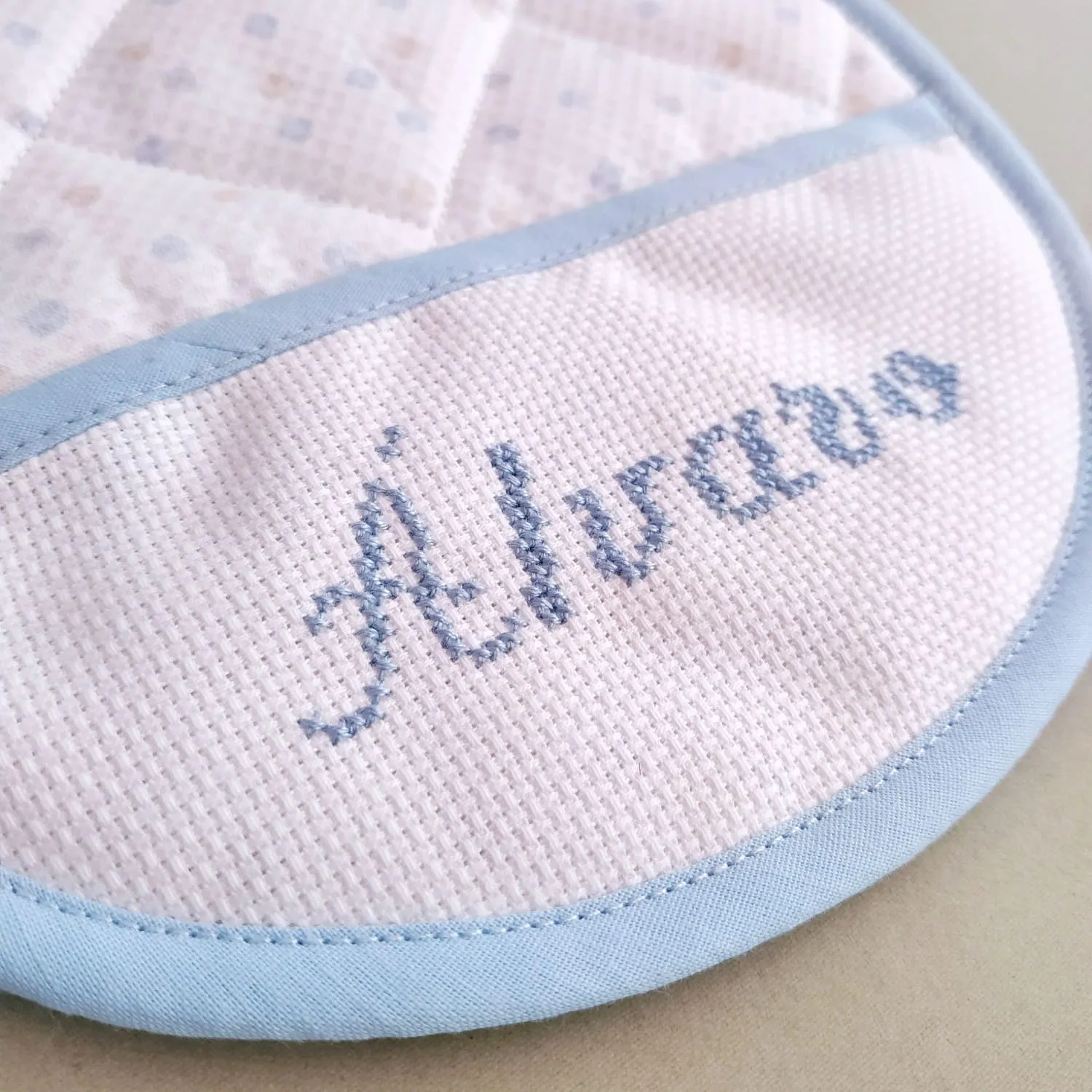 Baberos punto de cruz para bordar - Artículos textiles de mercería Baberos punto de cruz para bordar - Artículos textiles de mercería