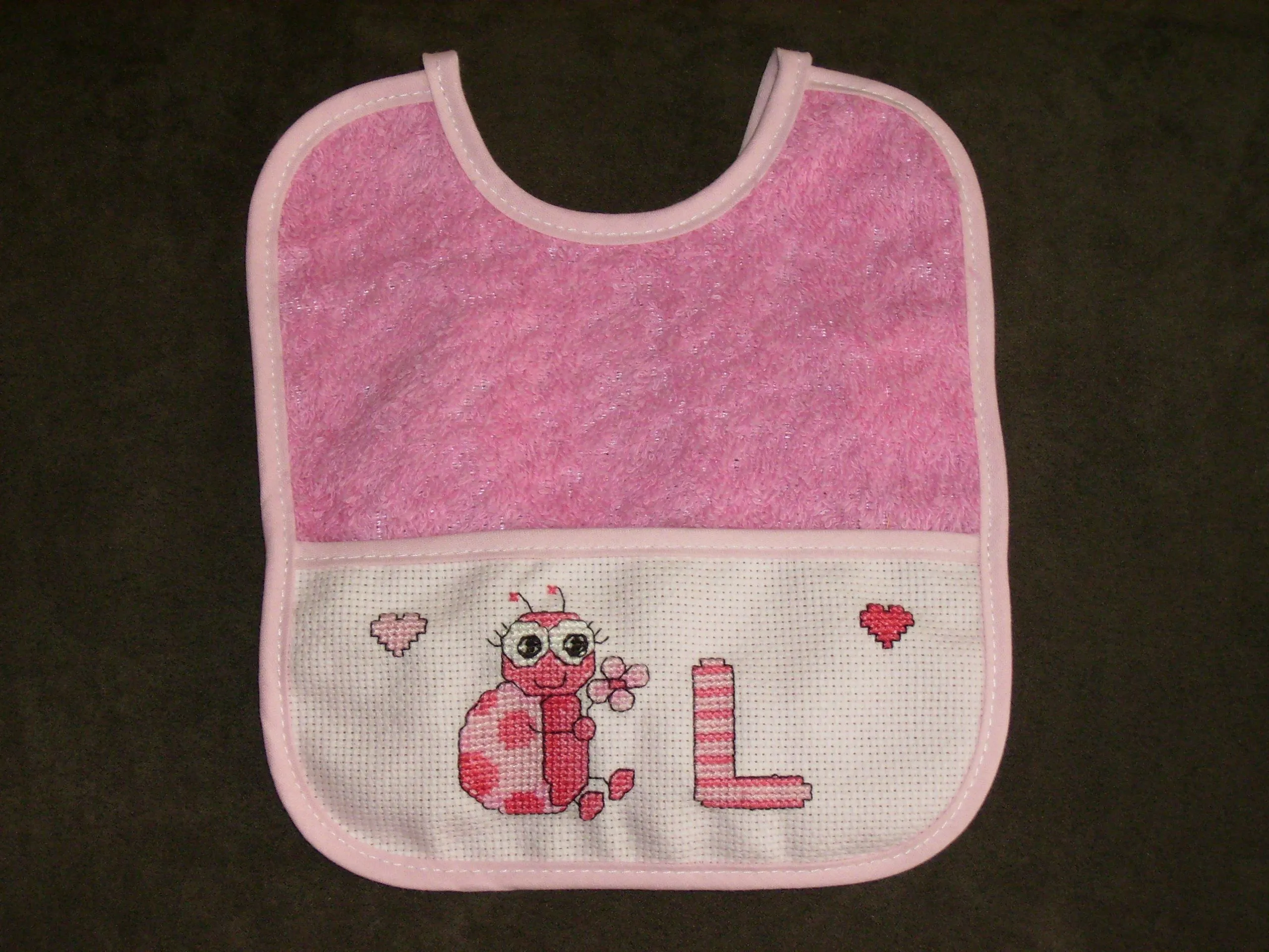 Baberos de punto de cruz. Bordaremos el nombre de tu niño ó niña. | Las Hadas Costureras Baberos de punto de cruz. Bordaremos el nombre de tu niño ó niña. | Las Hadas Costureras