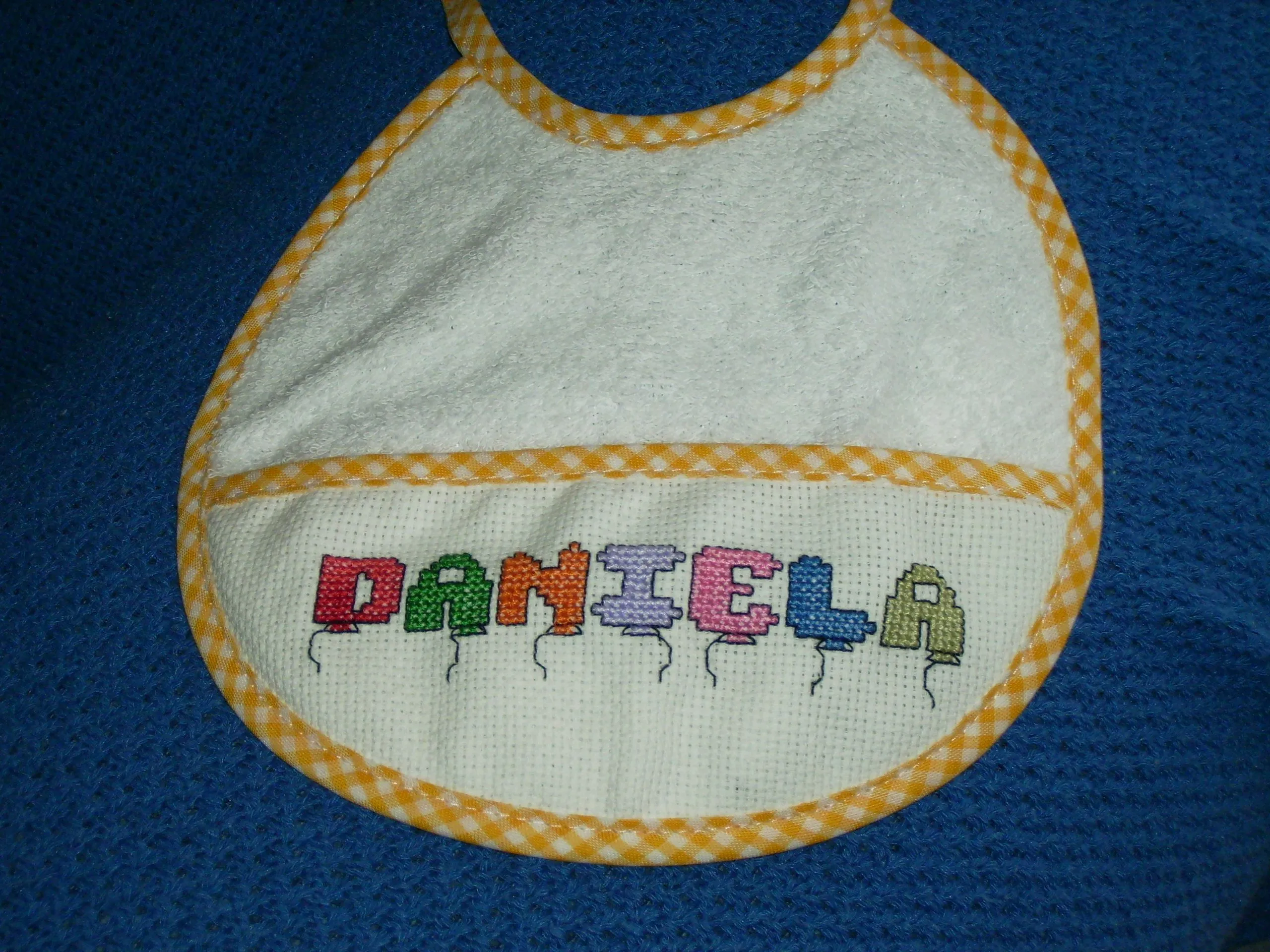 Baberos de punto de cruz. Bordaremos el nombre de tu niño ó niña ... Baberos de punto de cruz. Bordaremos el nombre de tu niño ó niña ...