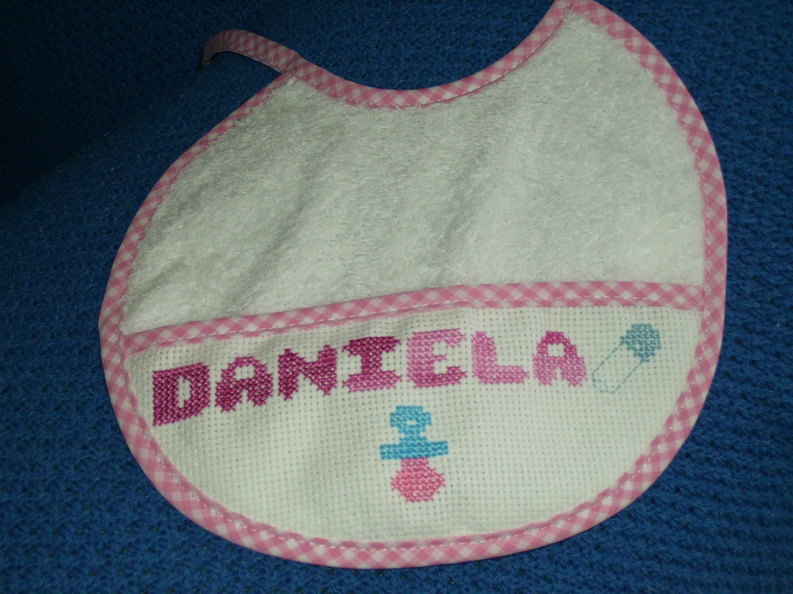 Baberos de punto de cruz. Bordaremos el nombre de tu niño ó niña ... Baberos de punto de cruz. Bordaremos el nombre de tu niño ó niña ...