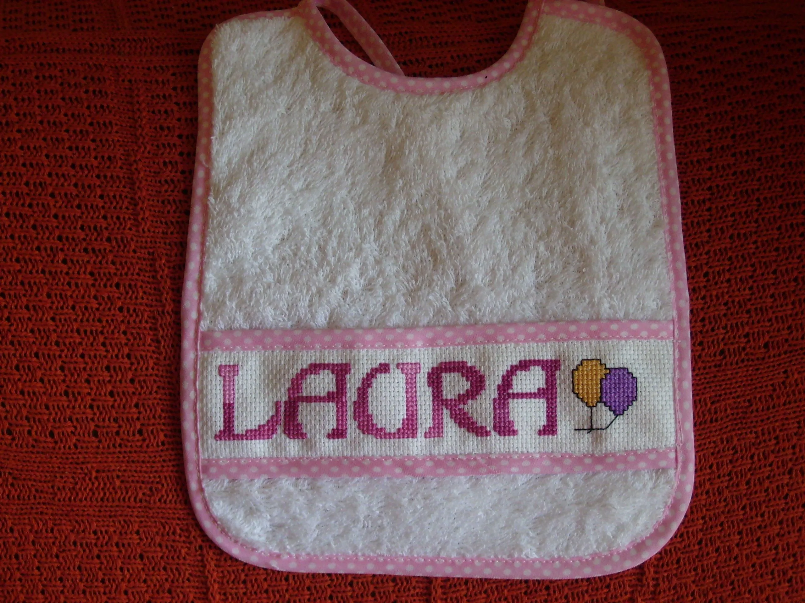 Baberos de punto de cruz. Bordaremos el nombre de tu niño ó niña. | Las Hadas Costureras Baberos de punto de cruz. Bordaremos el nombre de tu niño ó niña. | Las Hadas Costureras