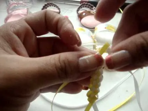 Baby Shower Sandalias Amarillas .61 - YouTube Baby Shower Sandalias Amarillas .61 - YouTube