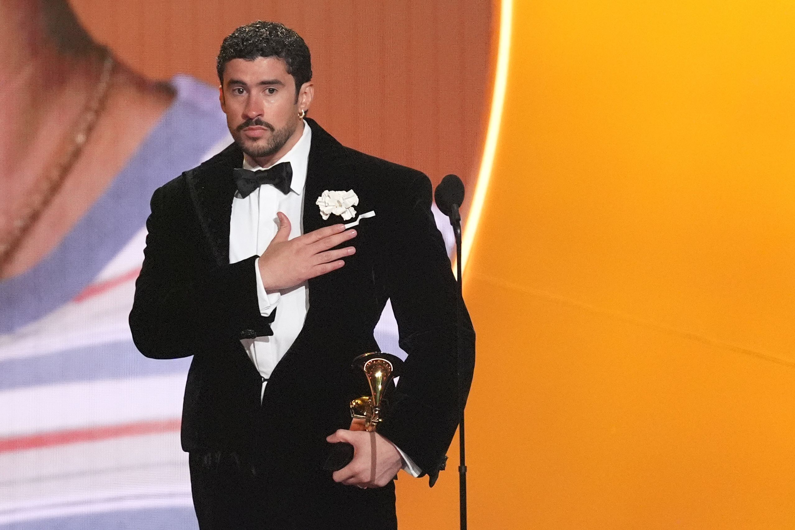 Bad Bunny gana álbum del año por "Debí tirar más fotos" en los Grammy 2026,  el primero en español en lograrlo - ABC7 Los Angeles