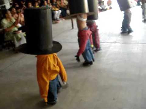 el baile de los enanos.MPG - YouTube