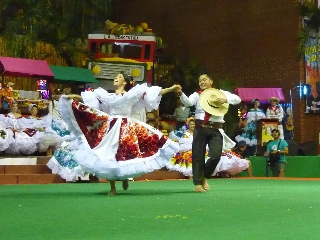 LOS BAILES MAS TIPICOS DE COLOMBIA - ole colombia