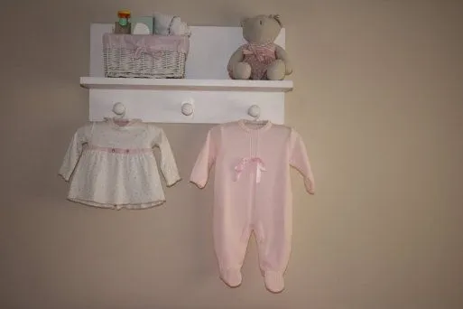 Balda con perchero habitación de bebe | Ser padres es facilisimo.com