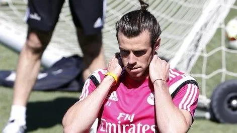 Bale no paró de retocarse su nuevo 'look' en Valdebebas - MARCA.com Bale no paró de retocarse su nuevo 'look' en Valdebebas - MARCA.com