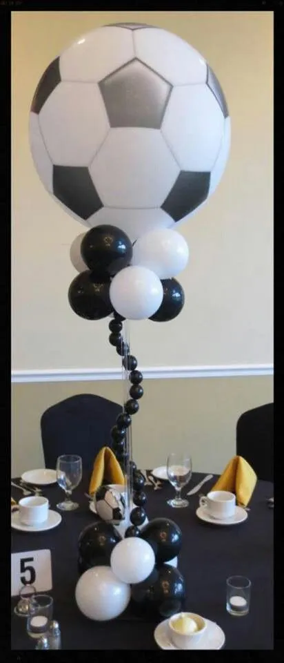 Ballon soccer centerpiece table decor #wedding # Globos centros de ... Ballon soccer centerpiece table decor #wedding # Globos centros de ...