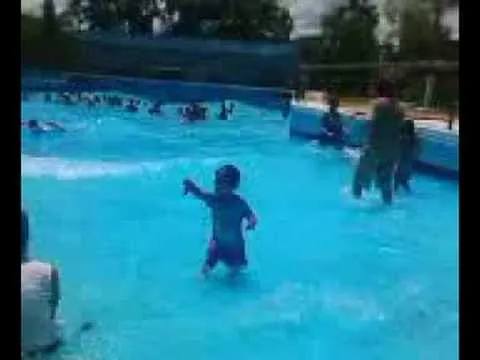 SE ESTA BAÑANDO EN LA ALBERCA CON OLAS