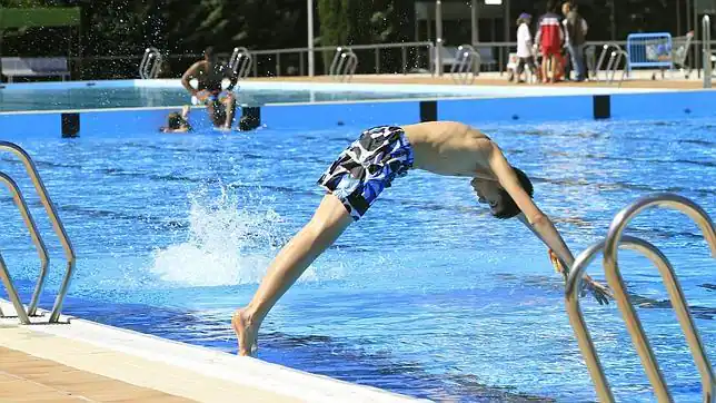 Bañarse después de comer puede provocar realmente un corte de ...
