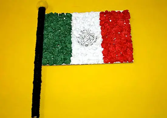 Bandera mexicana con papel crepe - Manualidades Infantiles