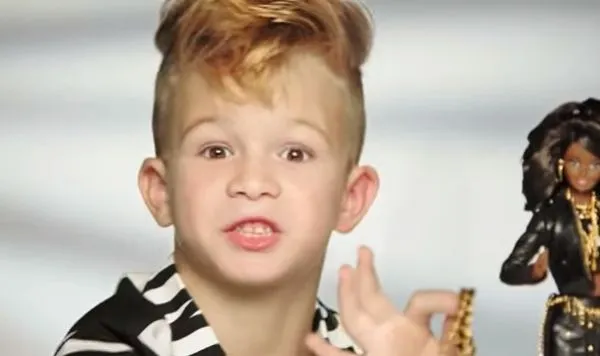 Barbie lanza comercial que promueve la homosexualidad en niños ... Barbie lanza comercial que promueve la homosexualidad en niños ...