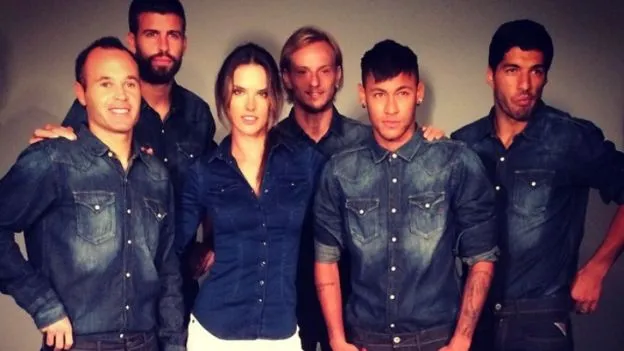 Barcelona: jugadores grabaron comercial con despampanantes modelos ... Barcelona: jugadores grabaron comercial con despampanantes modelos ...