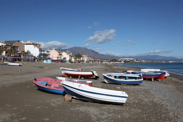 barcos de pesca en la playa de san luis de sabinillas, costa del ...