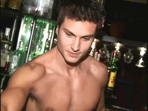 Bartenders sin camisa y con mucho músculo, preparan bebidas en ... Bartenders sin camisa y con mucho músculo, preparan bebidas en ...