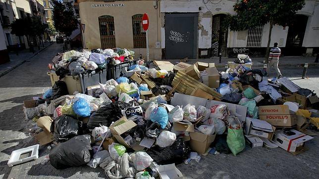Basura en la calle Alberto Lista - sevilla.abc.es