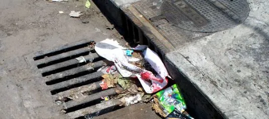 Basura en la calle, Tapón del drenaje (inundación en la ciudad ...